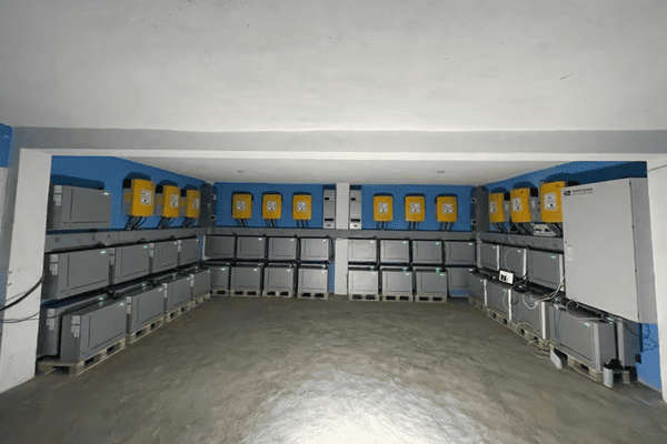 A 565.44 kWh system using 48 V12 batteries and 12 SMA inverters 