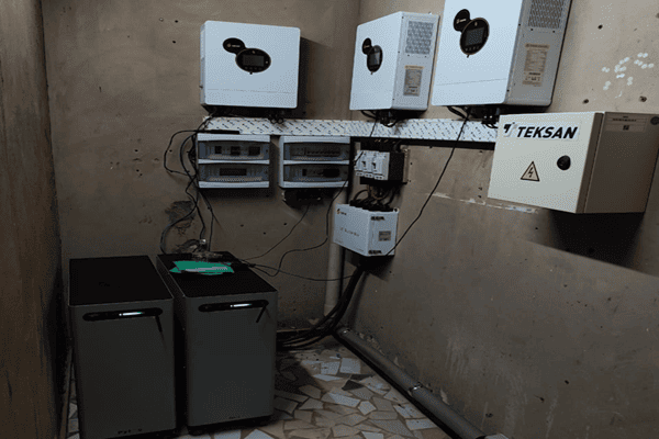 114.72kWh system, combining 8 Pytes V15 batteries with 2 Deye inverters